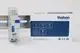 Elektromechanischer Treppenlicht-Zeitschalter von Theben, 3-Leiter, auf einer Montage-Schiene, neben einer Produktverpackung mit technischen Informationen.